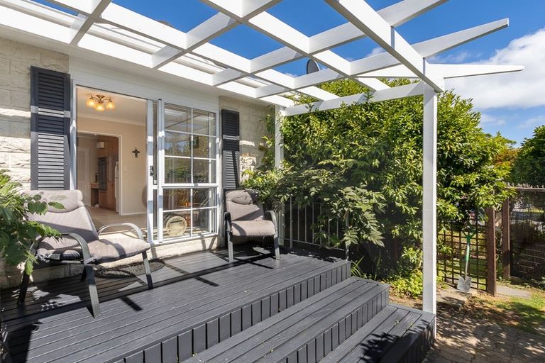 Photo of property in 10 Rosebank Grove, Waikanae, 5036