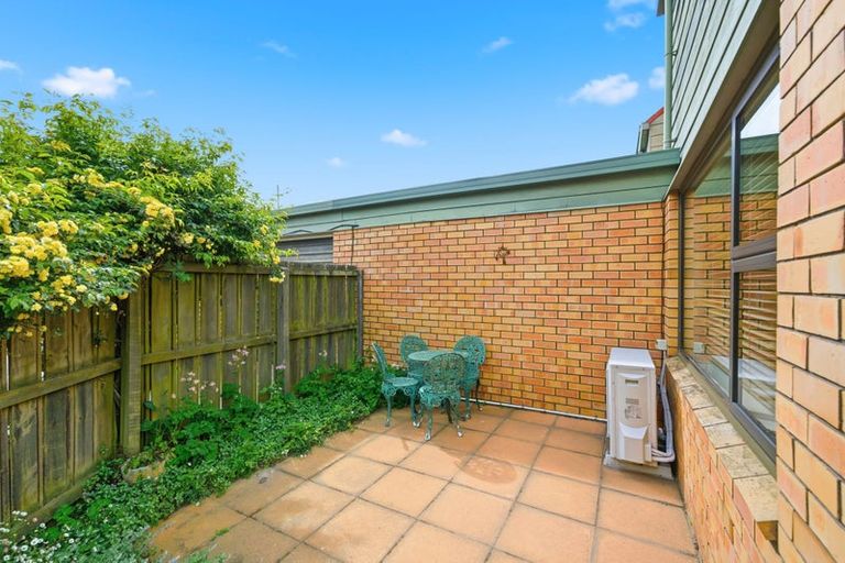 Photo of property in 2/4 Gatonby Place, Avonhead, Christchurch, 8042