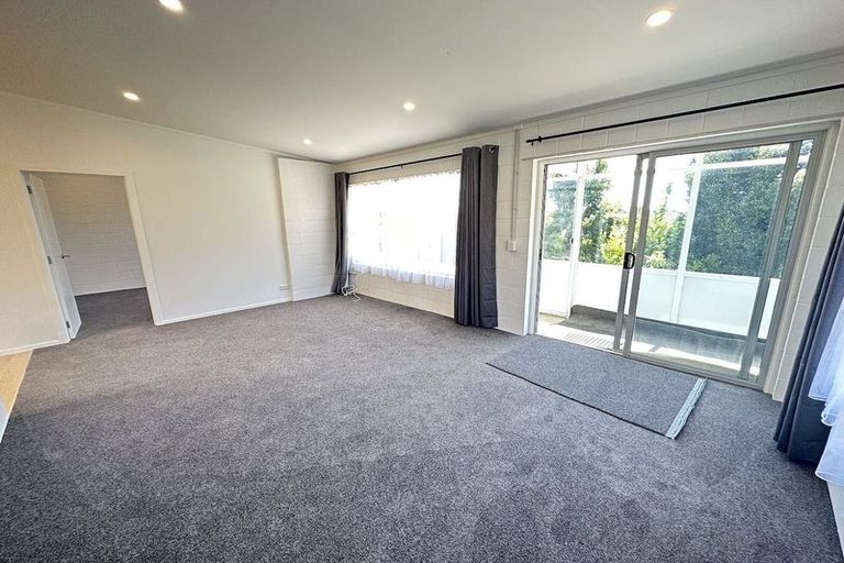Photo of property in 2/6 Anne Road, Hillcrest, Auckland, 0627
