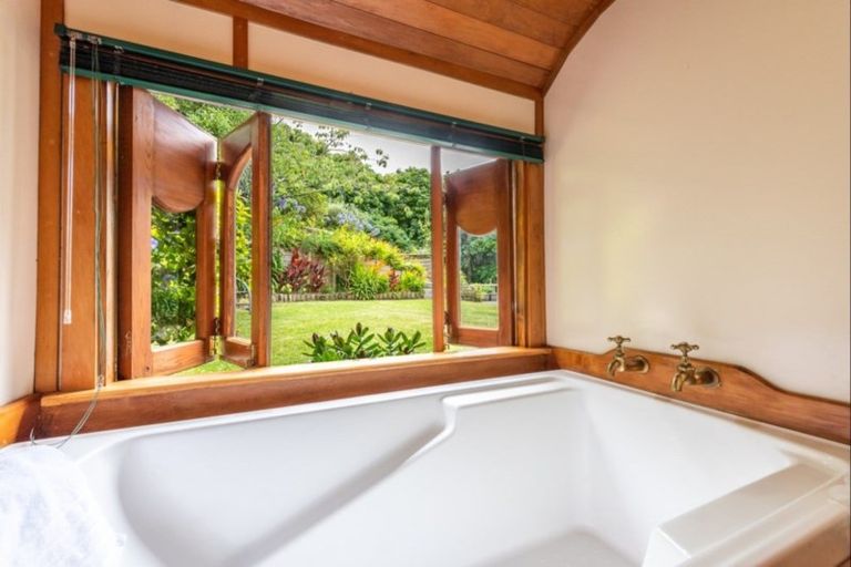 Photo of property in 39 Airlie Road, Plimmerton, Porirua, 5026