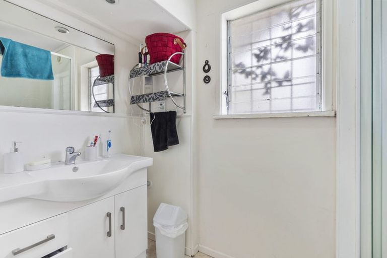 Photo of property in 96 Colwill Road, Massey, Auckland, 0614