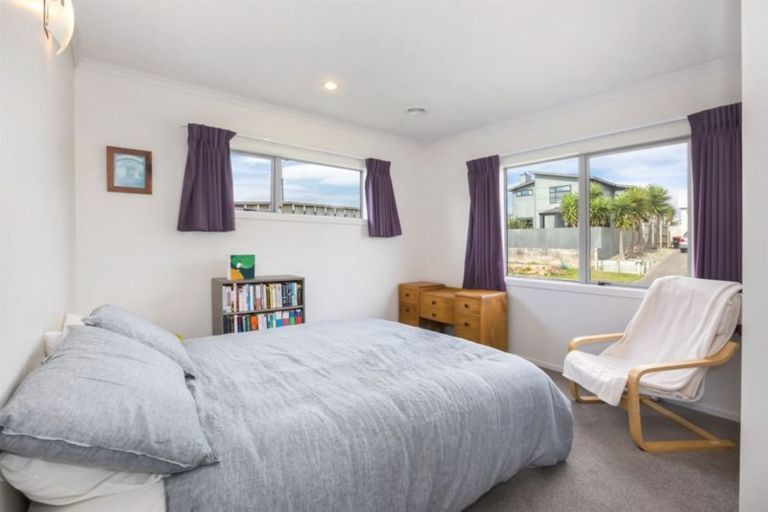 Photo of property in 3 Greenstone Place, Aotea, Porirua, 5024