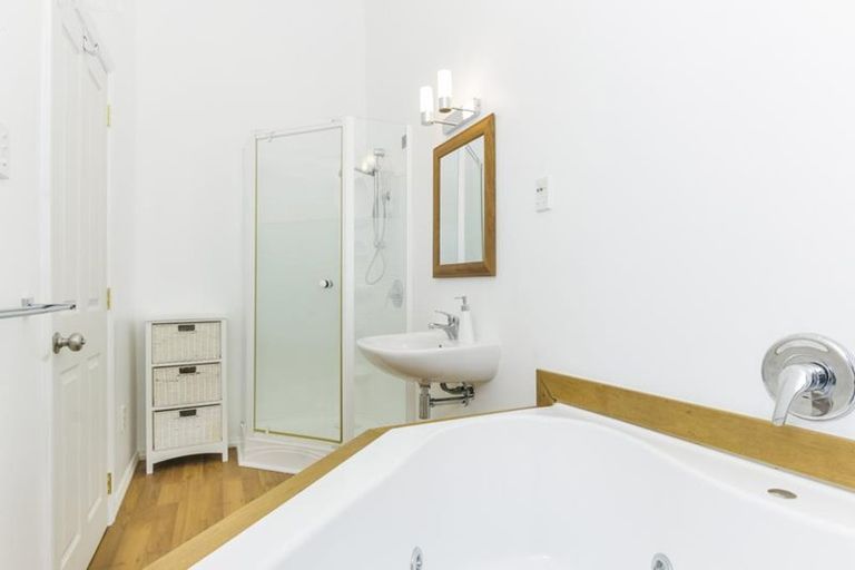 Photo of property in 25 Raroa Terrace, Waiatarua, Auckland, 0604