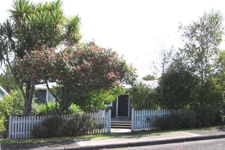 Photo of property in 9 Felstead Street, Birkenhead, Auckland, 0626