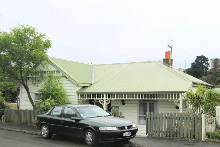 Photo of property in 2 Enfield Road, Hospital Hill, Napier, 4110