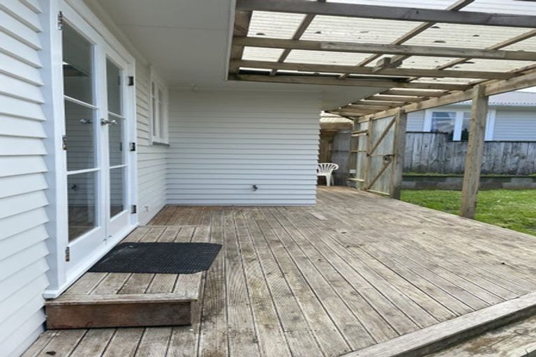 Photo of property in 16 Balmain Street, Newlands, Wellington, 6037