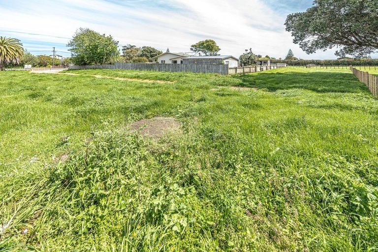 Photo of property in 28 Weraroa Road, Waverley, 4510