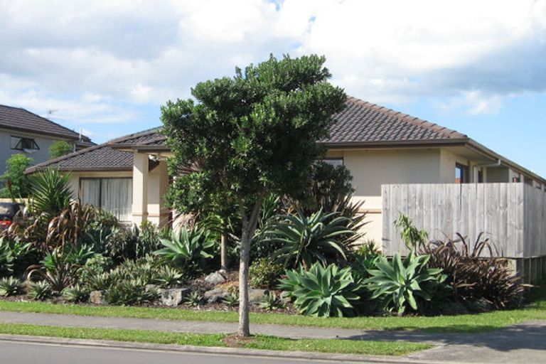 Photo of property in 5 Waimanu Bay Drive, Te Atatu Peninsula, Auckland, 0610