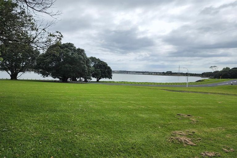 Photo of property in 2 Shortt Avenue, Mangere Bridge, Auckland, 2022