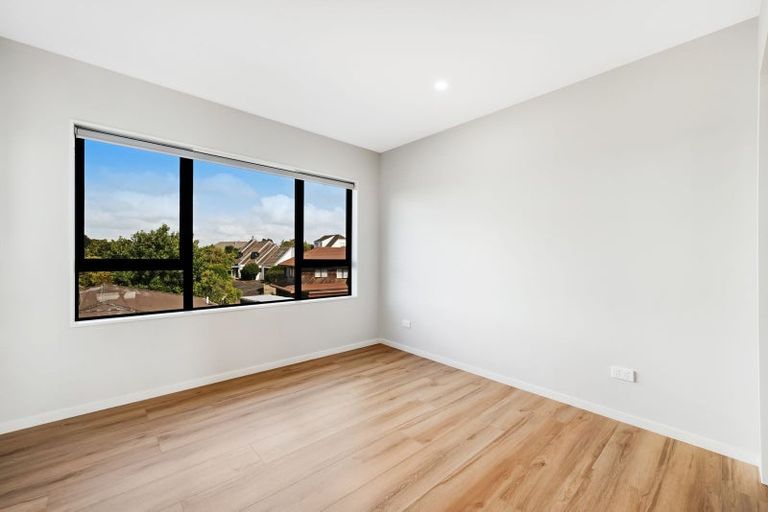 Photo of property in 43d Mirrabooka Avenue, Botany Downs, Auckland, 2010
