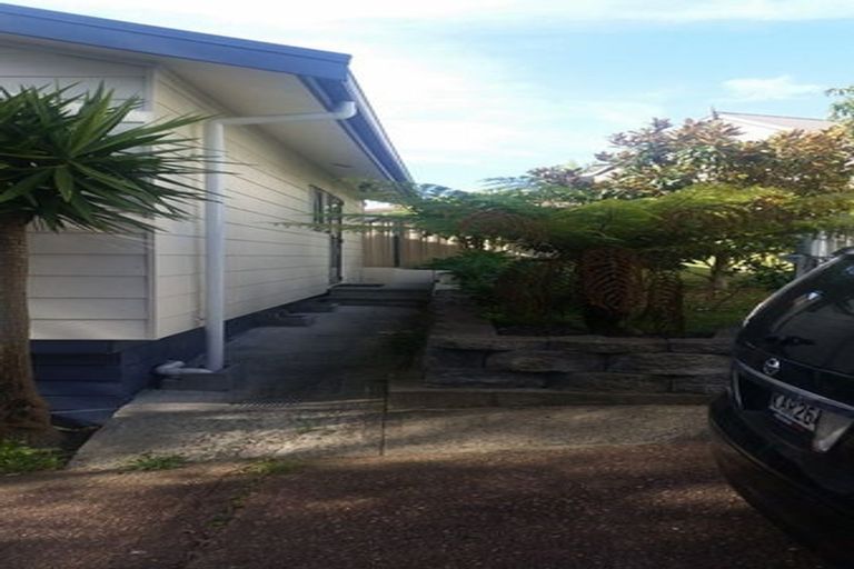 Photo of property in 26 Claverdon Drive, Massey, Auckland, 0614
