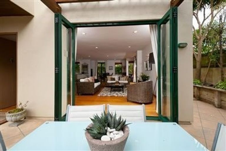 Photo of property in 2/15 Seacliffe Avenue, Belmont, Auckland, 0622