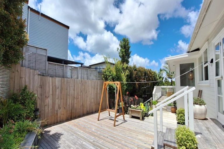 Photo of property in 1/156 Carlisle Road, Northcross, Auckland, 0632