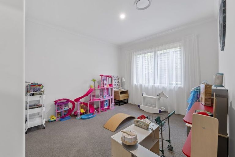 Photo of property in 8 Oakmont Crescent, Waiwhakaiho, New Plymouth, 4312