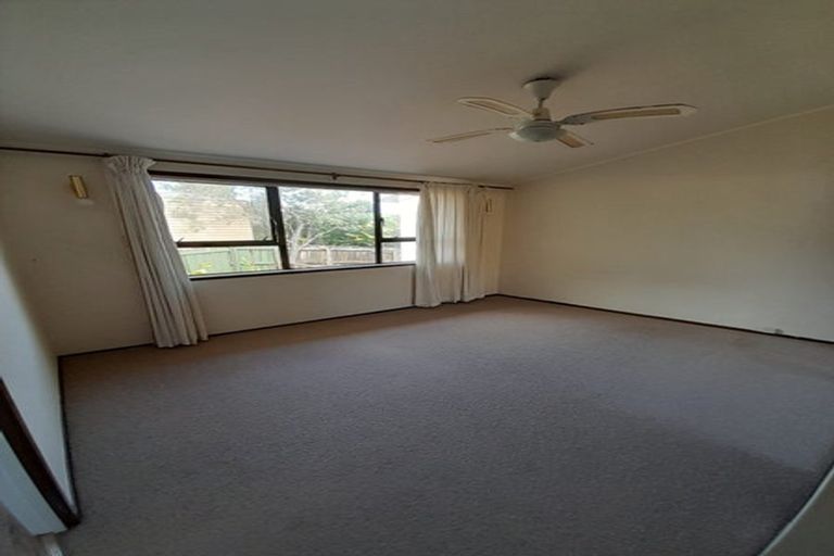 Photo of property in 2/126 Island Bay Road, Beach Haven, Auckland, 0626
