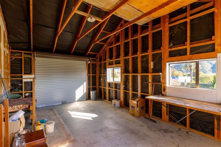 Photo of property in 35 Moana View Road, Waikawa, Picton, 7220