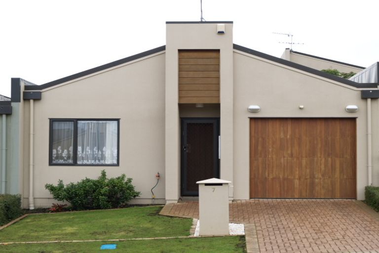 Photo of property in 7 Bunker Rise, Golflands, Auckland, 2013