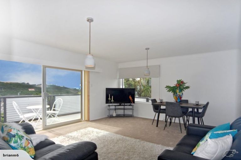 Photo of property in 7a Cheyne Walk, Newlands, Wellington, 6037