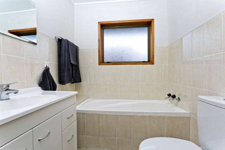 Photo of property in 1/9 Elderwood Lane, Belmont, Auckland, 0622