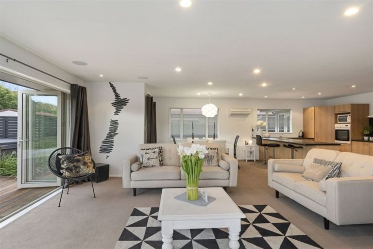 Photo of property in 48 Coolspring Way, Redwood, Christchurch, 8051