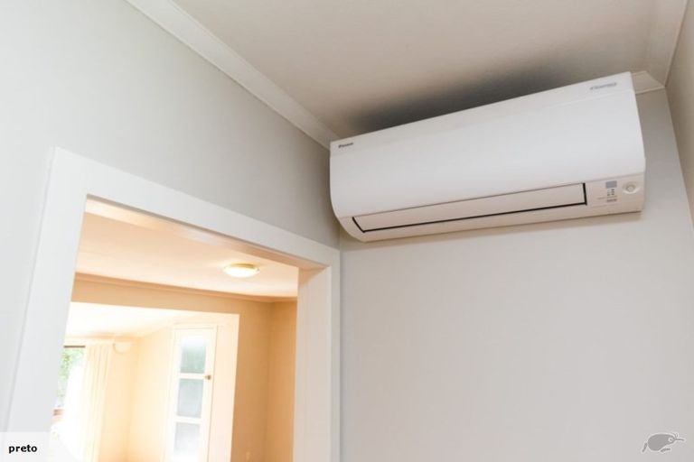 Photo of property in 10 Mokau Place, Terrace End, Palmerston North, 4410