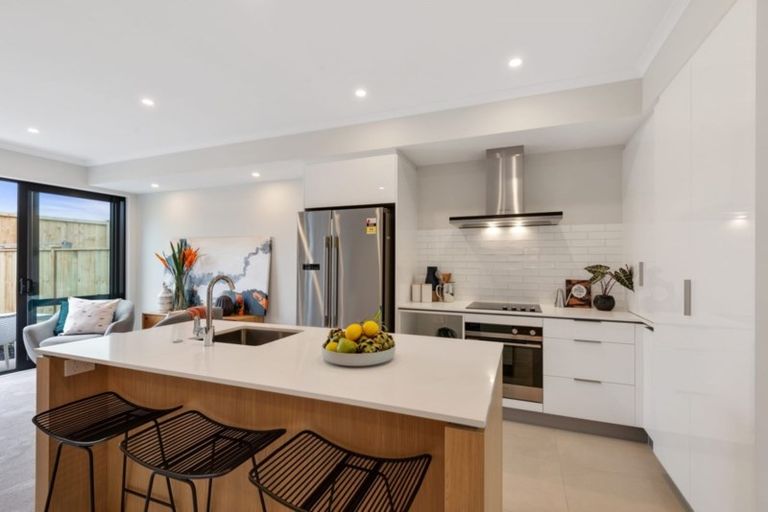 Photo of property in 30 Owen Chapman Drive, Red Beach, 0932