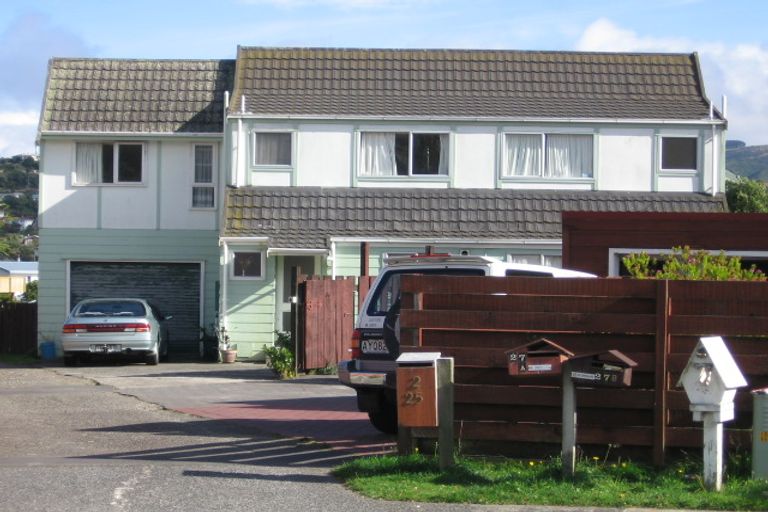 Photo of property in 1/25 Kingsbridge Place, Newlands, Wellington, 6037