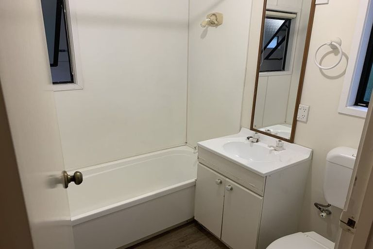 Photo of property in 1/3 Fayette Place, Te Atatu South, Auckland, 0610