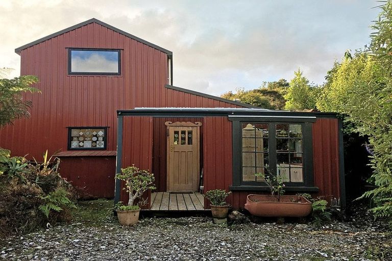 Photo of property in 76 Top Town Place, Coromandel, 3506