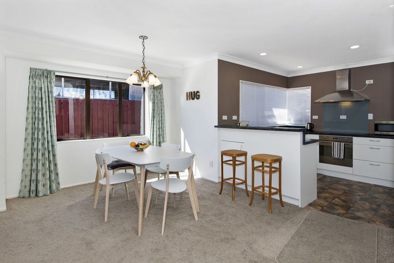 Photo of property in 2/27 Queen Street, Papakura, 2110