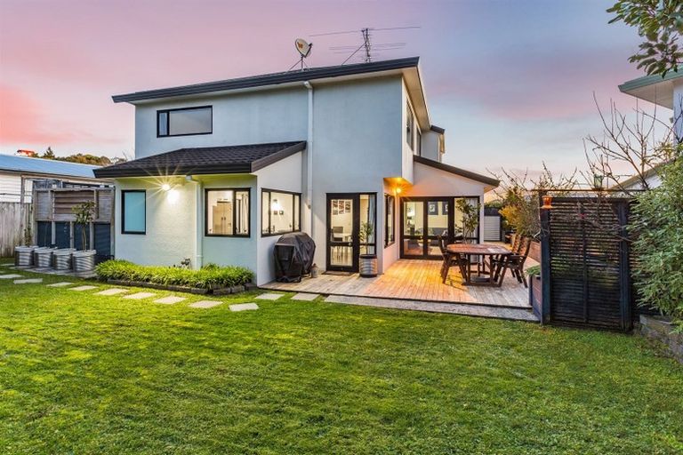 Photo of property in 2 Seascape View, Paremata, Porirua, 5024