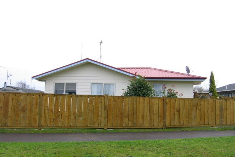 Photo of property in 3 Lydia Place, Kelvin Grove, Palmerston North, 4414