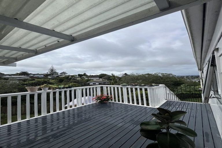 Photo of property in 27 Cedar Heights Avenue, Massey, Auckland, 0614