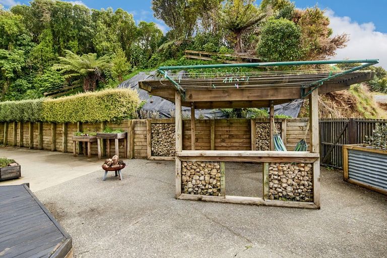 Photo of property in 3 Koukou Place, Normandale, Lower Hutt, 5010