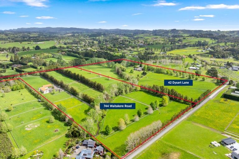 Photo of property in 744 Waitakere Road, Kumeu, 0891