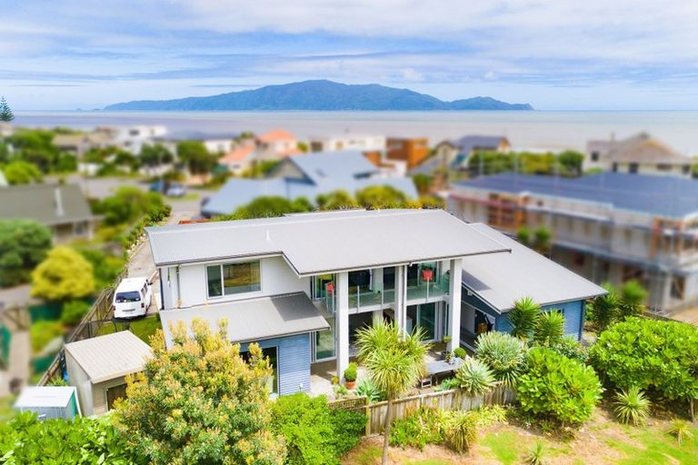 Photo of property in 18 Olliver Grove, Waikanae Beach, Waikanae, 5036