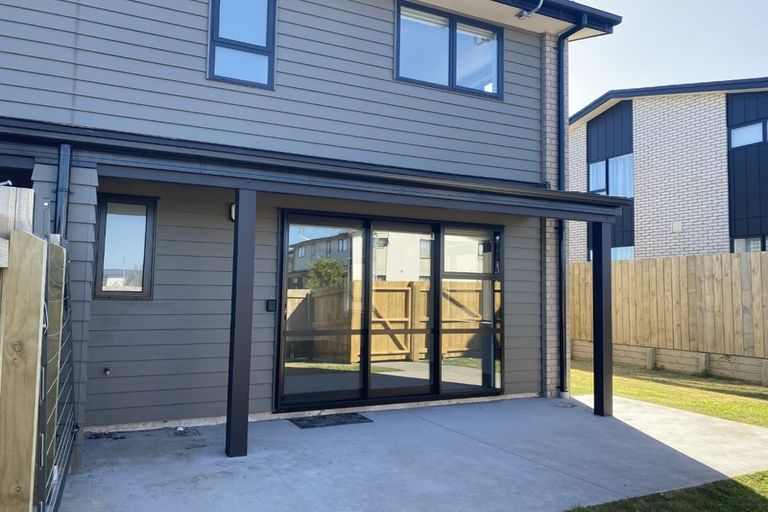 Photo of property in 35 Discovery Place, Marfell, New Plymouth, 4310