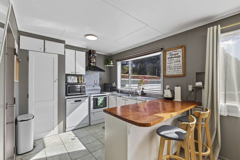 Photo of property in 35 Riversdale Drive, Merrilands, New Plymouth, 4312