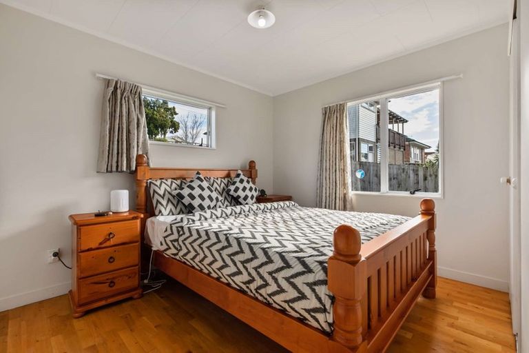 Photo of property in 2/21 Te Atatu Road, Te Atatu South, Auckland, 0610