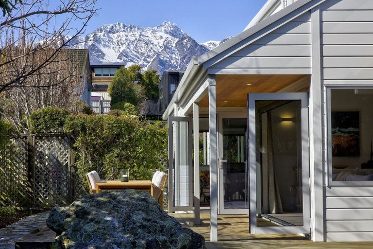 Photo of property in 5 Cedar Drive, Kelvin Heights, Queenstown, 9300