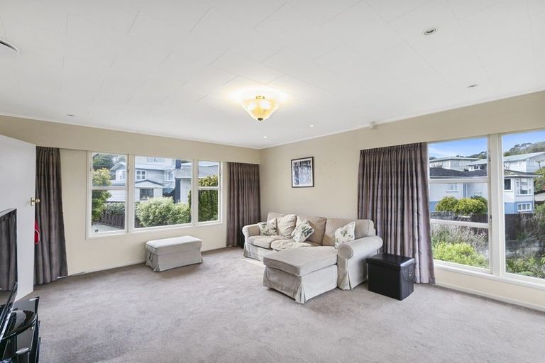 Photo of property in 31 Brooker Grove, Newlands, Wellington, 6037