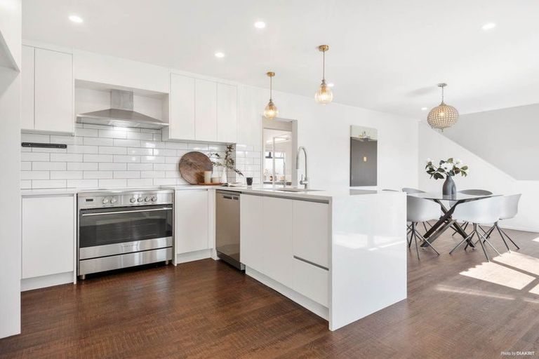 Photo of property in 10 Bridgehead Cove, West Harbour, Auckland, 0618