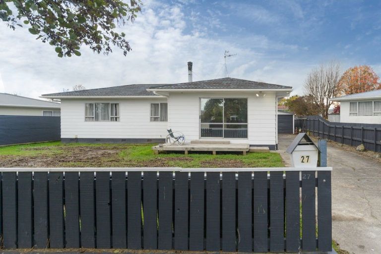 Photo of property in 27 Pinedale Parade, Milson, Palmerston North, 4414