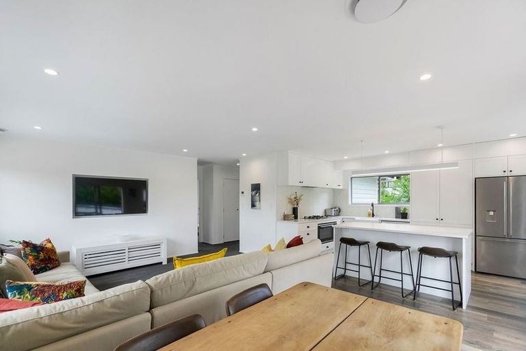 Photo of property in 2/61a Target Road, Totara Vale, Auckland, 0629