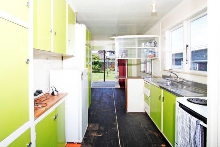 Photo of property in 56 Dale Crescent, Pakuranga, Auckland, 2010