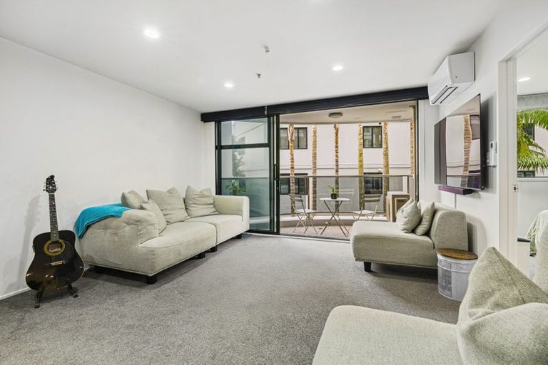 Photo of property in 1e/175 Hurstmere Road, Takapuna, Auckland, 0622