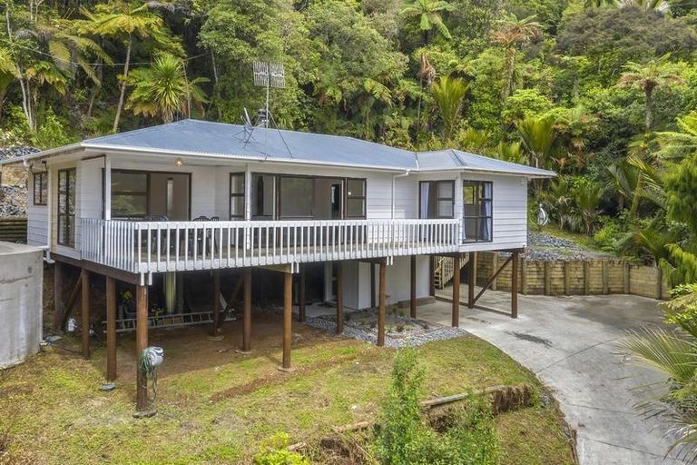 Photo of property in 406 Scenic Drive, Waiatarua, Auckland, 0612