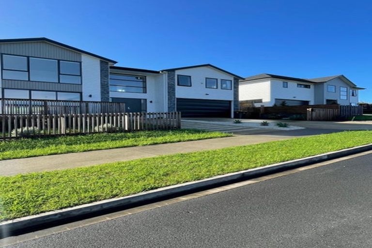 Photo of property in 4 Celestial Crescent, Orewa, 0931