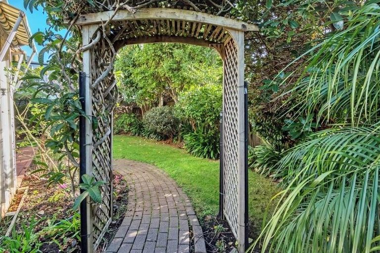 Photo of property in 1 William Bond Street, Stanley Point, Auckland, 0624