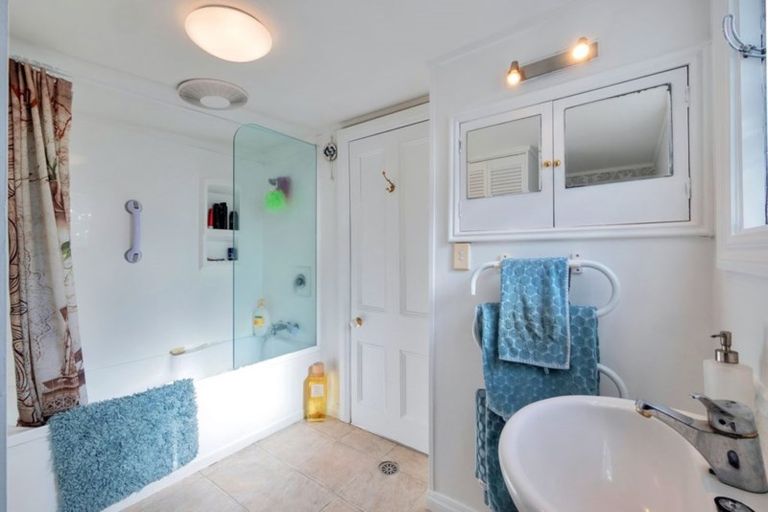 Photo of property in 11 Gow Street, Helensville, 0800